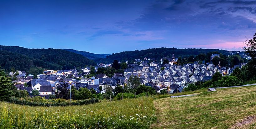 Freudenberg im Siegerland - Stadtpanorama zum Sonnenuntergang von Frank Herrmann