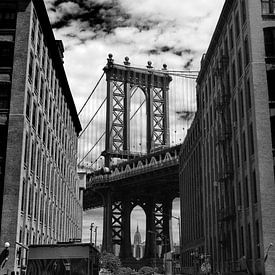 Schwarz-Weiß-Foto der Manhattan Bridge und des Empire State Building aus Brooklyn, New York von Phillipson Photography