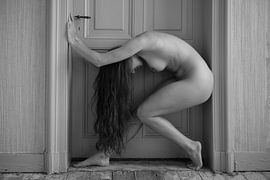 Artistiek naakt in deuropening von Arjan Groot