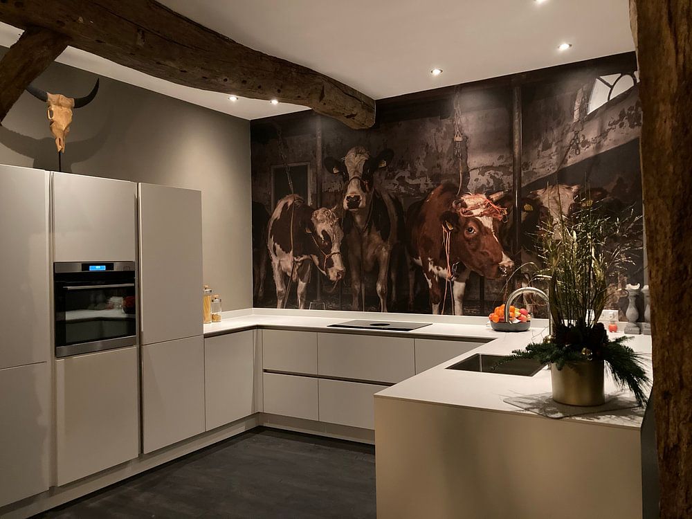 Kühe im alten Kuhstall von Inge Jansen