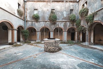 deserted courtyard by Kristof Ven