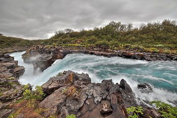 Paysage de rivière bleue à débit rapide en Islande. sur Dyon Koning