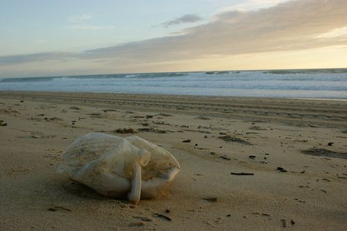 Jerrycan op het strand