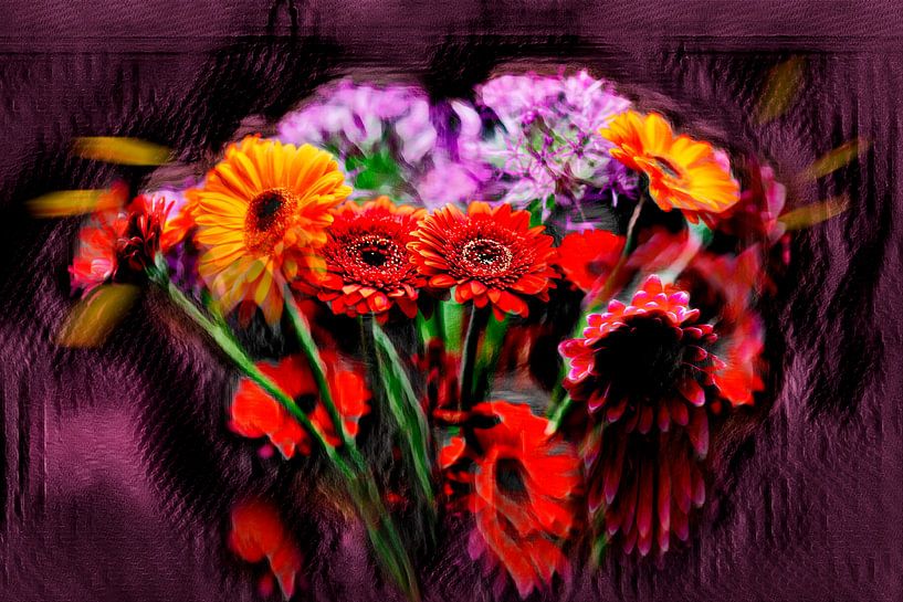 Boeket met bloemen in paarse setting. van Rick Nederstigt