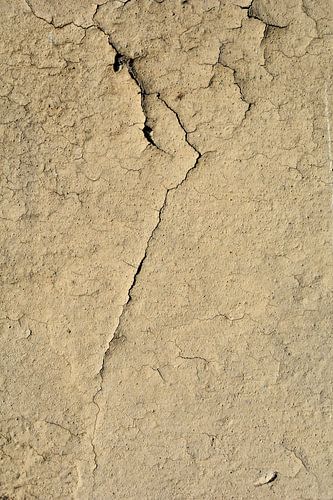 Afbladderende verf op een vervallen gevel