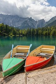 Bateaux à rames sur un lac de montagne
