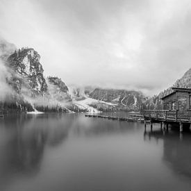 Pragser Wildsee in de Dolomieten in Italië in Zwart Wit van Marga Vroom