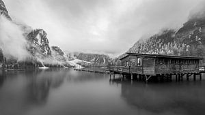 Pragser Wildsee in den Dolomiten in Italien in Schwarz und Weiß