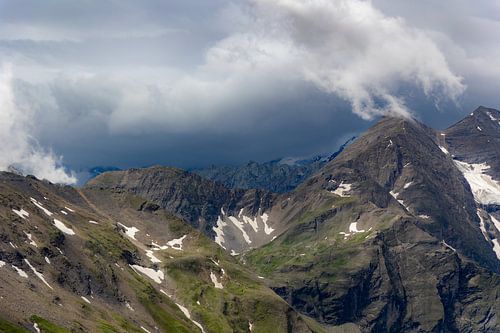 Donkere wolken pakken zich samen boven de Grossglockner
