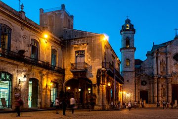 Plaza de la Catedral und Kathedrale in Altstadt von Havanna Kuba bei Nacht