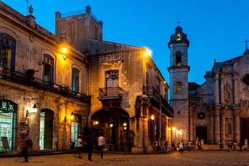 Plaza de la Catedral en Kathedraal in Oud Havana Cuba bij Nacht