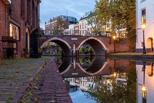 Avond bij de Vollersbrug over de Oudegracht in Utrecht