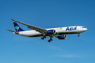 An Airbus A330-900neo of Brazilian airline Azul Linhas Aéreas Brasileiras is about to land on the Ka by Jaap van den Berg