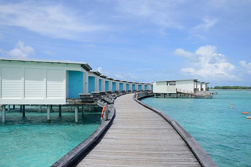 Boardwalk naar onze overwater bungalow