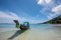 Vacances tropicales. longtail boat sur une plage tropicale en thailande. par Tjeerd Kruse Aperçu