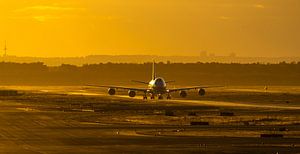 Sonnenuntergang am Frankfurter Flughafen, eine Boeing 747-8 der Korean Air Cargo rollt nach der Land