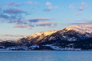 Berge und Felsen im Winter nahe Trondheim in Norwegen