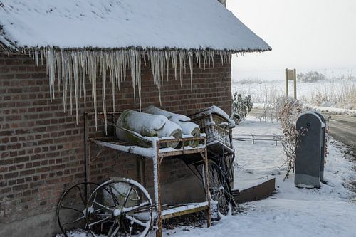 Winterse Traditie – IJspegels en Oude Schatten van Jan Willem Oldenbeuving