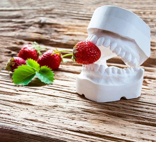 Hapje met verse aardbeien voor een gezonde voeding