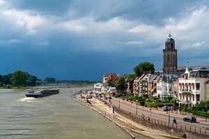 Ligne d'horizon de Deventer depuis le pont Wilhelmina sur Arnold van Rooij