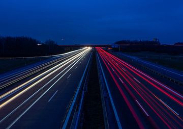 Verkehr auf der Autobahn in der Nacht von Animaflora PicsStock