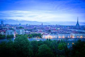 Majestät der blauen Stunde: Turin und die Mole Antonelliana von Bart Ros