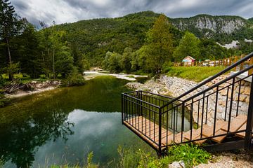 Skywalk loopbrug over rivier in Slovenië van Robert Ruidl