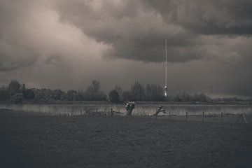 Dreigende lucht boven IJsselstein in zwart-wit van Kees van der Rest
