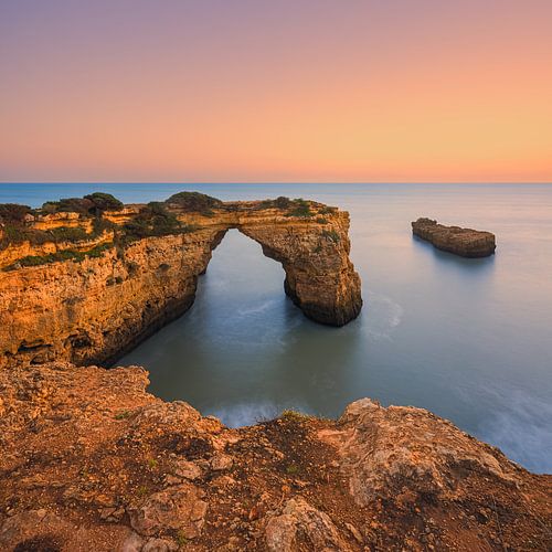 Zonsondergang bij Praia de Albandeira in de Algarve, Portugal