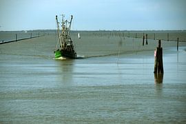 FiFischerboot zeilt naar Bensersiel 2023 van Karl-Heinz Petersitzke