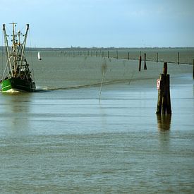 FiFischerboot zeilt naar Bensersiel 2023 van Karl-Heinz Petersitzke