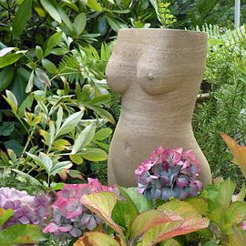 Venus, beeldhouwwerk by Ina Hölzel