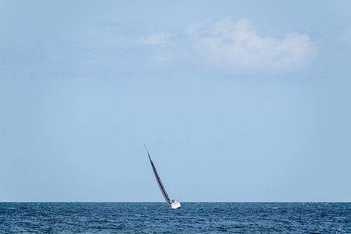 Zeilboot op de Oostzee in de baai van Eckernförde