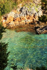 Water bij het kiezelstrand Lagkadaki, Lefkas