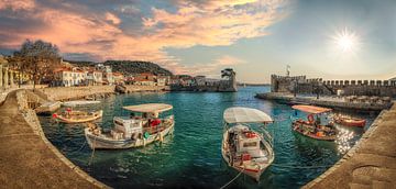 Panoramisch uitzicht op de haven van Nafpaktos, Griekenland van Luc de Zeeuw