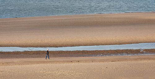 Uitwaaien op het rustige strand