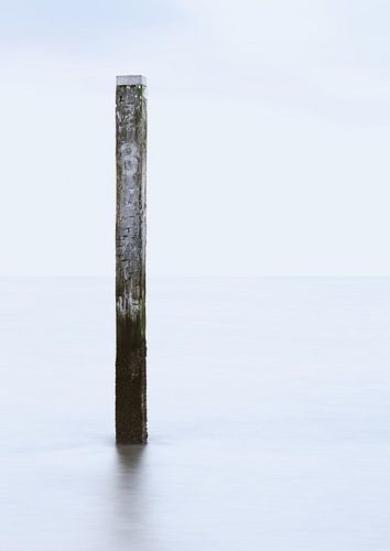 Bollard dans la mer sur Bert Broer