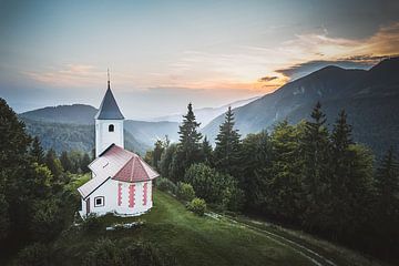 Slowenische Kirche bei Sonnenuntergang von Sven en Roman