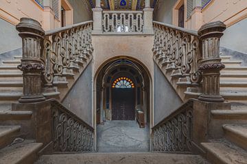 Escalier de château avec profondeur et symétrie