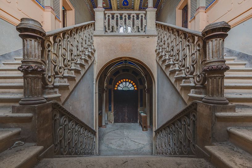 Escalier de château avec profondeur et symétrie par Perry Wiertz