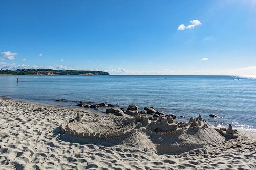 Zandkasteel op het strand in Lobbe