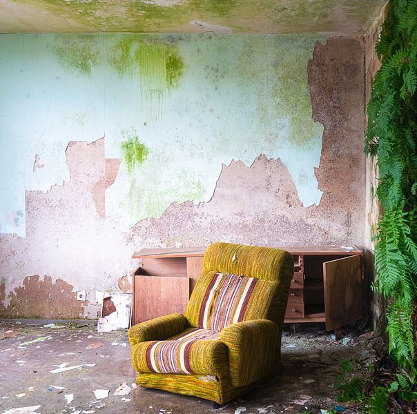 Chaise abandonnée avec décrépitude. par Roman Robroek - Photos de bâtiments abandonnés