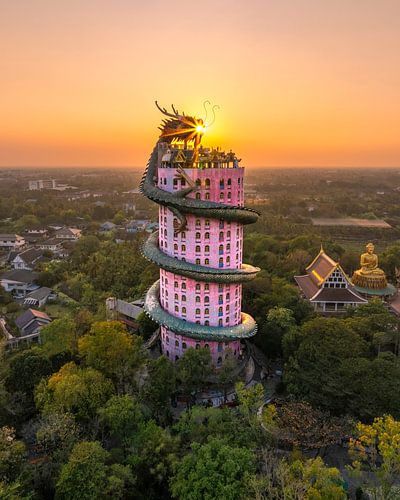 Wat Samphran Draaktempel bij Zonsondergang – Magie en Symboliek in Thailand