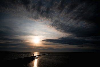 Sonnenuntergang an der ostfriesichen Nordseeküste mit Liebespaar