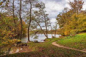 Blick über den See Schmaler Luzin auf die herbstliche Feldberge