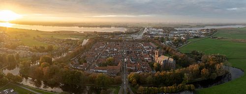 Elburg oude ommuurde stad tijdens de herfst gezien van bovenaf
