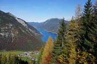 Uitzicht op de Achensee en Pertisau in de herfst