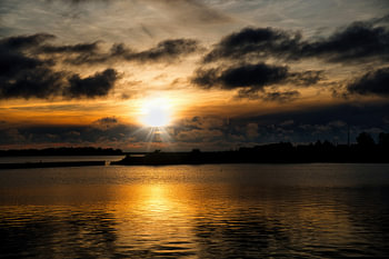 Lauwersoog in Gold – die Stille der untergehenden Sonne