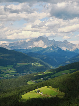 Bischofsmütze – Felsgipfel über grünem Tal