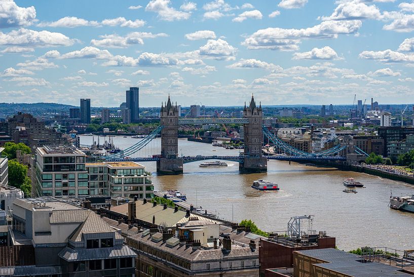 Vue du Tower Bridge à Londres avec la Tamise dans le guide de voyage Grande-Bretagne par Animaflora PicsStock